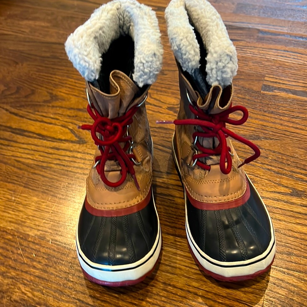 Women’s SOREL Winter Carnival boots, Size 6